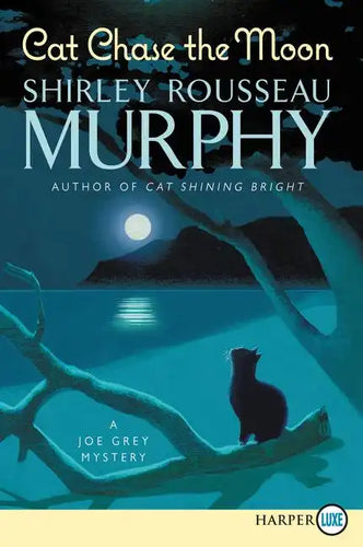 Cat Chase the Moon: A Joe Grey Mystery - Paperback