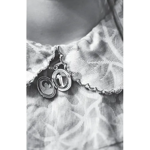 Family Frames: curated by Kathryn Harrison - Paperback