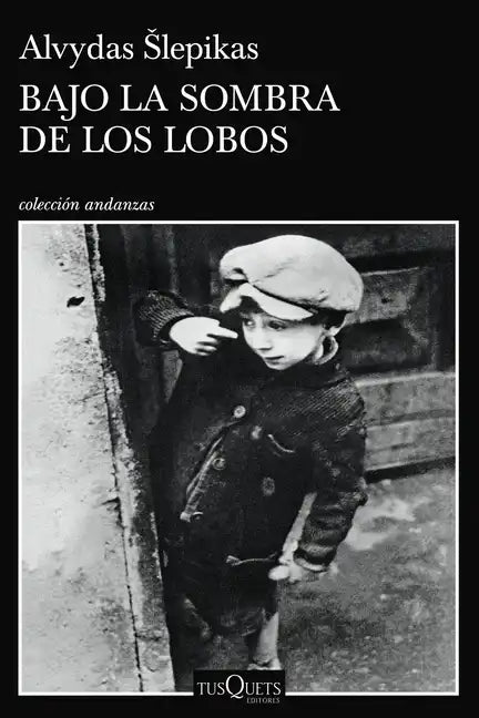 Bajo La Sombra de Los Lobos - Paperback