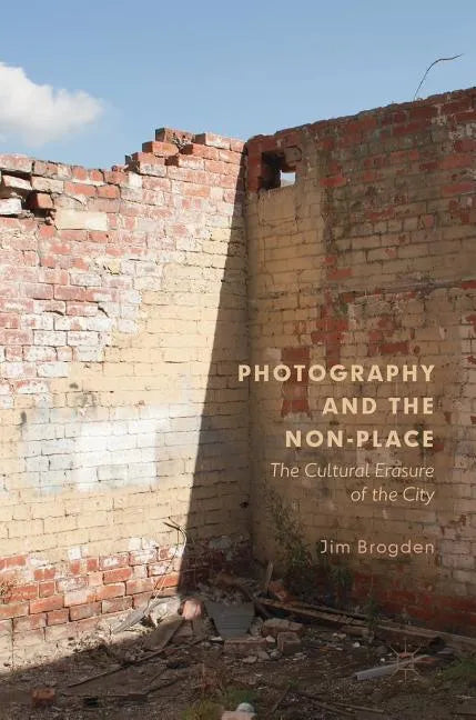 Photography and the Non-Place: The Cultural Erasure of the City - Hardcover